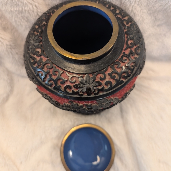 Elegant Black and Red Decorative Vases - Picture 10 of 11